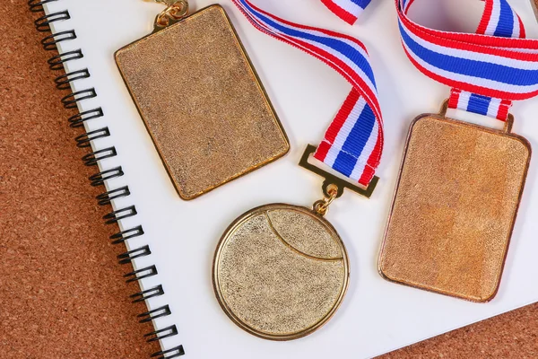 Gold medal and Thai money. Payment sporting achievements. — Stock Photo, Image