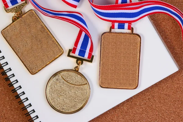 Gold medal and Thai money. Payment sporting achievements. — Stock Photo, Image