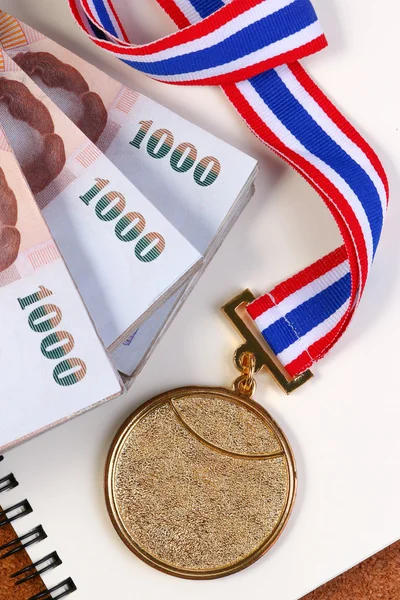 Gold medal and Thai money. Payment sporting achievements. — Stock Photo, Image