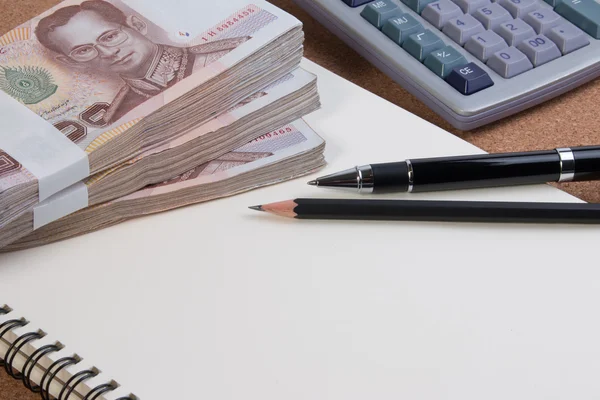 Obchodní peníze stůl koncept. Kalkulačka, pero a peníze na stůl s kopií prostoru pro text. — Stock fotografie
