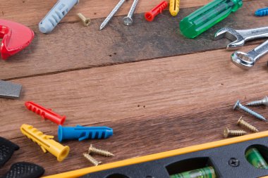 Çalışma araçları. Ahşap arka plan üzerinde çalışan araçlar kümesi. Ahşap çalışma araçları kavramları arka plan.