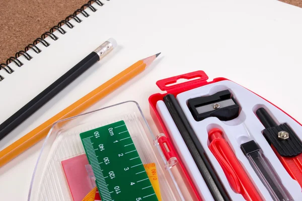 Matemáticas escolares. Letras de madera como palabra matemática con icono de dibujo matemático. Concepto matemático . — Foto de Stock