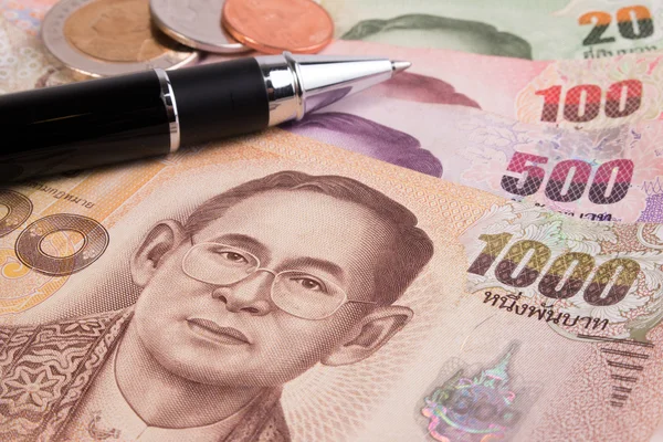 Thaimaalaisten setelien ja kolikoiden lähikuva. Thaimaa paperin valuutta ja kolikot pöydällä. Thaimaan kylpy kuva Thaimaan kuningas Bhumibol, Adulyadej . — kuvapankkivalokuva