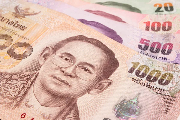 Fecho das notas e moedas tailandesas. Tailândia moeda de papel e moedas na mesa. Banho tailandês com a imagem do rei tailandês Bhumibol, Adulyadej . — Fotografia de Stock