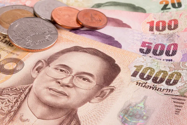 Primer plano de los billetes y monedas tailandeses. Tailandia moneda de papel y monedas en la mesa. Baño tailandés con la imagen del rey tailandés Bhumibol, Adulyadej . —  Fotos de Stock