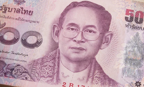 Närbild av thailändska sedel, thailändska bath med bilden av Thai King. Thailändska sedeln 500 thailändska baht. Thailändska valuta begrepp. — Stockfoto