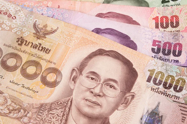 Fecho das notas e moedas tailandesas. Tailândia moeda de papel e moedas na mesa. Banho tailandês com a imagem do rei tailandês Bhumibol, Adulyadej . — Fotografia de Stock