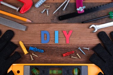 DIY çalışma araçları. Ahşap masa üzerinde çalışma araçları. Boş DIY proje çalışma araçları ile. Çalışma araçlar DIY kavramları.