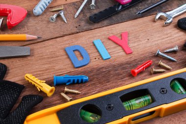DIY çalışma araçları. Ahşap masa üzerinde çalışma araçları. Boş DIY proje çalışma araçları ile. Çalışma araçlar DIY kavramları.