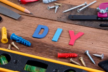 DIY çalışma araçları. Ahşap masa üzerinde çalışma araçları. Boş DIY proje çalışma araçları ile. Çalışma araçlar DIY kavramları.