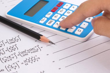 Yandan basın hesap makinesi üzerinde matematiksel veya Matematik denklemleri.