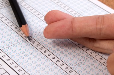 Test kavramları aldattı. Birden çok seçim cevap kağıda hile dua. Bir sınav öğrenci hile.