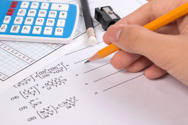 Matematik, matematiska ekvationer närbild. Matteläxa eller matte prov. — Stockfoto