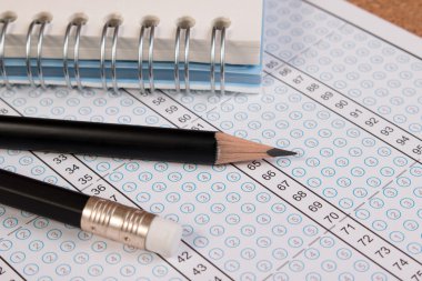 Cevap sayfası kalem odaklanmak. Kabarcık cevap sayfası boş cevap ile. Okul sınav cevap levha ve kalem.