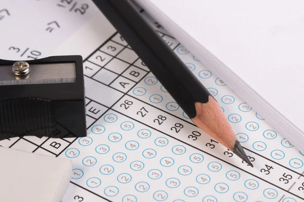 La hoja de respuestas se centra en el lápiz. Hoja de respuesta de burbuja con respuesta en blanco. Examen escolar hoja de respuesta y pluma . — Foto de Stock