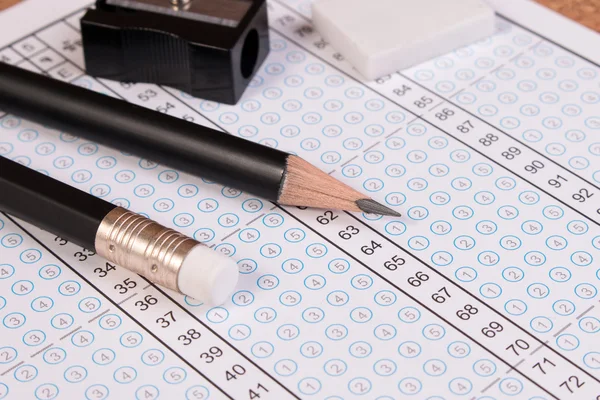 연필에 대답 시트 초점입니다. 버블 빈 대답 대답 시트입니다. 학교 시험 답안지와 펜. — 스톡 사진
