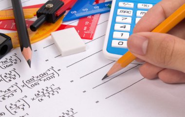 Kalem tutan el ile matematik ikinci dereceden Denklem. Matematikte kullanılan okul malzemeleri.