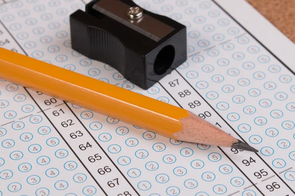 La hoja de respuestas se centra en el lápiz. Hoja de respuesta de burbuja con respuesta en blanco. Examen escolar hoja de respuesta y pluma . — Foto de Stock