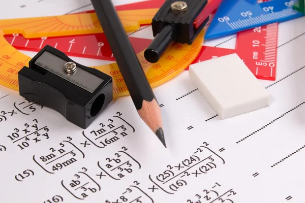 Ecuación cuadrática matemática con lápiz de mano. Material escolar utilizado en matemáticas . — Foto de Stock