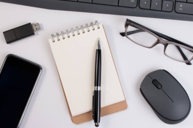 Ofis malzemeleri, bilgisayar aygıt ve defter kalem üzerinde beyaz arka plan üzerinde izole iş yeri ile.