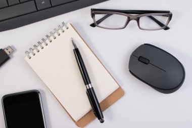 Ofis malzemeleri, bilgisayar aygıt ve defter kalem üzerinde beyaz arka plan üzerinde izole iş yeri ile.