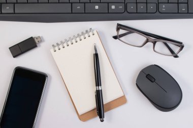 Ofis malzemeleri, bilgisayar aygıt ve defter kalem üzerinde beyaz arka plan üzerinde izole iş yeri ile.