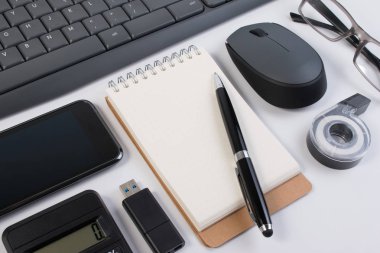 Ofis malzemeleri, bilgisayar aygıt ve defter kalem üzerinde beyaz arka plan üzerinde izole iş yeri ile.