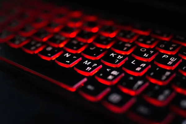 Close-up. Rode backlight, backlit op laptopcomputer of in keyborad computer van gaming in het donker. — Stockfoto