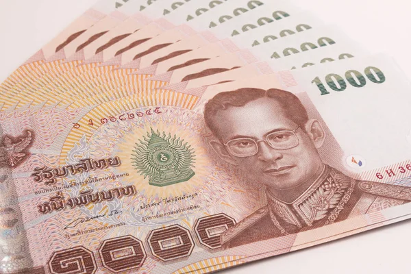 Yakın banknot Tayland Kralı Bhumibol Adulyadej görüntü ile Tay Tay banknot banyo. 1000 Tayland Bahtı Tayland banknot.