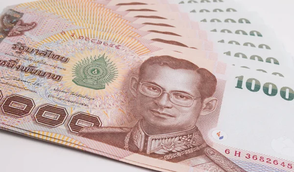 Close-up van Thaise bankbiljet, Thai Bad biljet met de afbeelding van de Thaise koning Bhumibol Adulyadej. Thaise biljet van 1000 Thaise baht. — Stockfoto