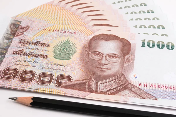 Lähikuva Thaimaan setelistä, Thaimaan kylvyn setelistä ja Thaimaan kuningas Bhumibol Adulyadejin kuvasta. Thaimaalainen 1000 thaimaalaisen bahtin seteli . — kuvapankkivalokuva