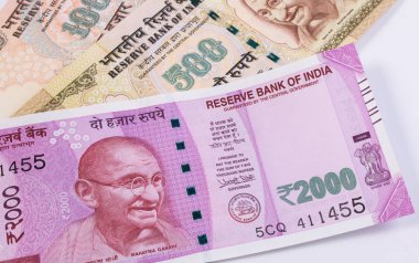 2000 Rupisi Yeni Hint para birimi üzerinde 500 Rupisi ve 1000 Rupisi.