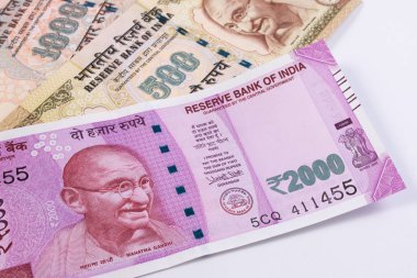 2000 Rupisi Yeni Hint para birimi üzerinde 500 Rupisi ve 1000 Rupisi.