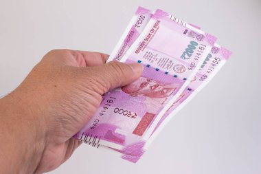 Yeni Rupisi 2000 banknot adam yandan, yakın çekim.