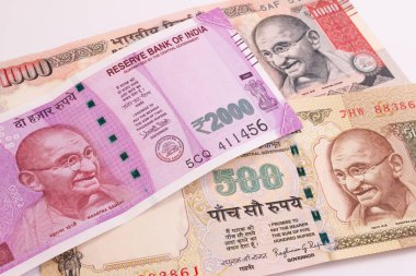 2000 Rupisi Yeni Hint para birimi üzerinde 500 Rupisi ve 1000 Rupisi.