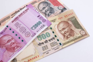 2000 Rupisi Yeni Hint para birimi üzerinde 500 Rupisi ve 1000 Rupisi.