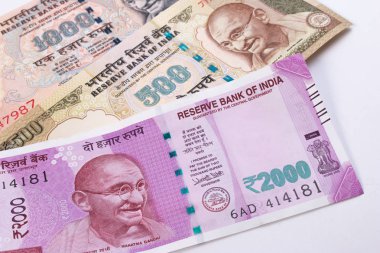 2000 Rupisi Yeni Hint para birimi üzerinde 500 Rupisi ve 1000 Rupisi.