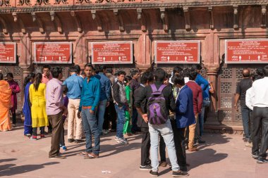 Agra, Hindistan - 27 Kasım 2016: Yabancı ve yerel turistik satırında bilet sayaçları Western Gage, Taj ziyaret Taj Mahal anıt 27 Kasım 2016 aşk için bilet almak Mahal üzerinde yukarı.