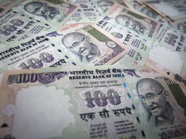 Arka plan ve Hint para birimi 100 Rupisi banknot dokusuna. İş para kavramı.