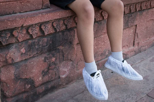 Visitors wear disposable socks inside the Taj Mahal Monument. — Stock Photo, Image