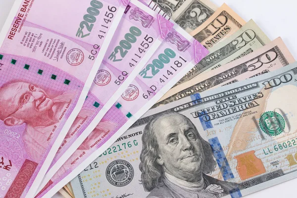 Nota de 2000 rupias sobre notas de dólar dos EUA . — Fotografia de Stock