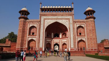 Agra, Hindistan - 27 Kasım 2016: Pek çok ziyaretçi girişinde Taj Mahal dışında aşk Agra, Hindistan anıt üzerinde 27 Kasım 2016 dolaşmak.