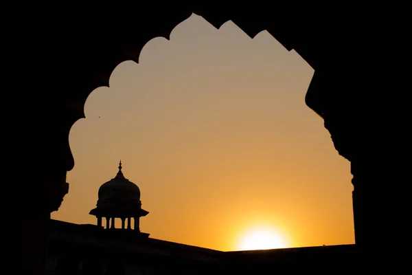 Silhouette of the walls famous red fort tower dome Agra Fort in Uttar Predesh, India. Unesco World Heritage of the fort dome of Agra. — Stock Photo, Image