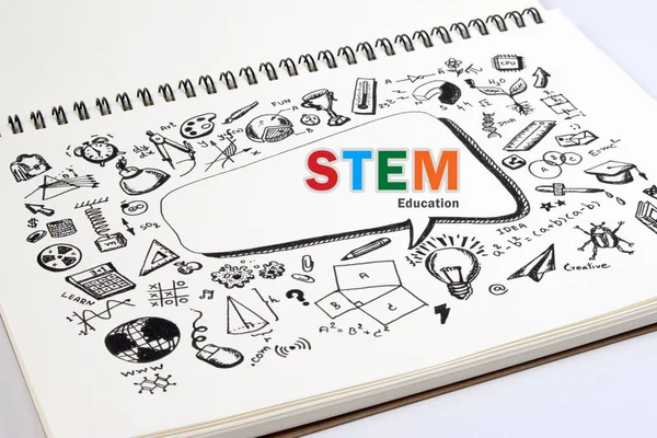 Doodle de formação STEM. STEM - ciência, tecnologia, engenharia e matemática de fundo com educação ícone doodle. Conceito de teoria STEM . — Fotografia de Stock