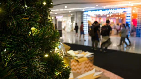 Weihnachtsbaum mit Dekoration im Einkaufszentrum. Weihnachtsschlussverkauf im Einkaufszentrum. — Stockfoto