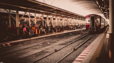 Asya insanlar uzun tatil için tren istasyonunda yola tren bekliyor.
