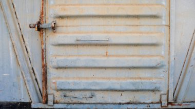Aşınmış metal yüzey soyut ve üzerinde yemek vagonu tren paslı demir kapı kilidi. Vintage tren kavramı.