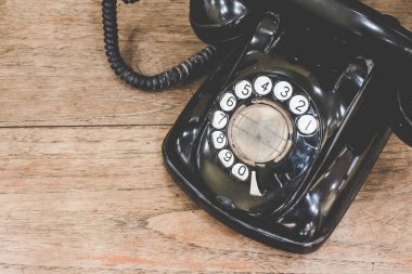 Siyah, antika, analog telefon çevirme veya ahşap masada kaydırmalı telefon. Konsept ile bağlantı kur.