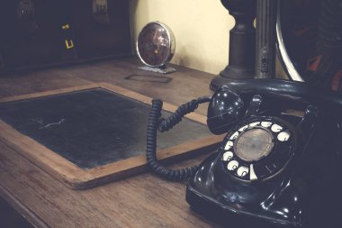 Arama veya telefon ile antika saat ve iş geri kaydırma siyah antika vintage analog telefon.