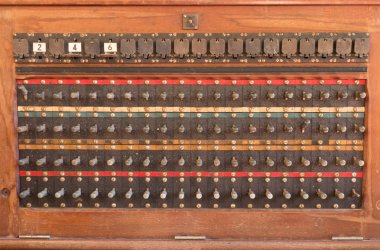 Antika antika telefon anahtarı yönetim kurulu, telekomünikasyon tahta kutu. Eski telekomünikasyon kavramı.